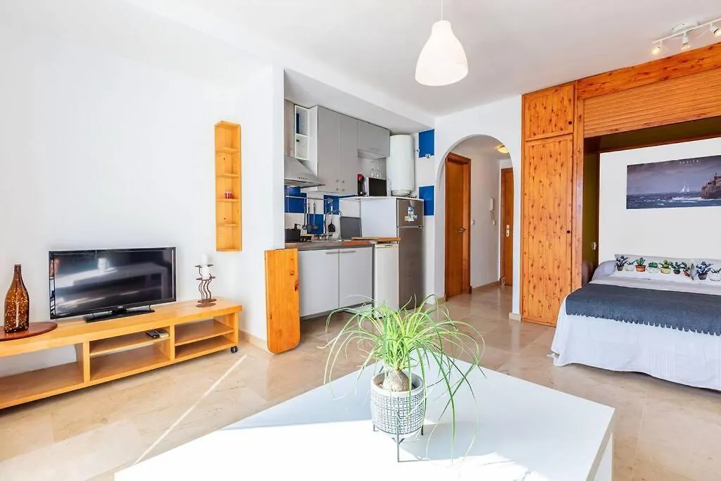 Apartamento En La Calle Principal Con Solarium. Tarifa 0*,  Spain